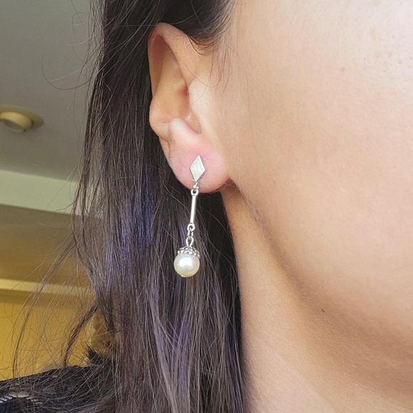 Vintage Avon Silver Simple Dainty Classic Pearl Drop Hanging Stud Earrings - Picture 7 of 16